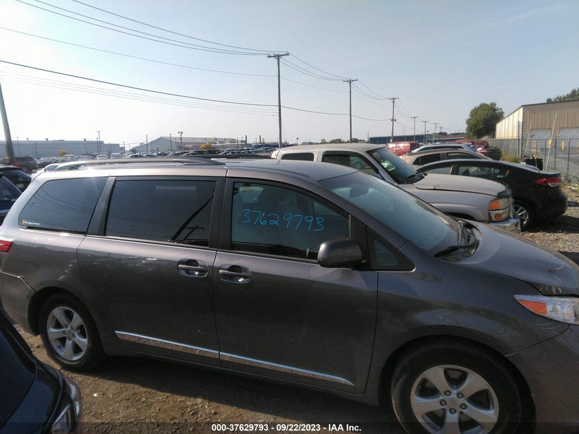 VIN 5TDKZ3DC1HS853570 2017 TOYOTA SIENNA LE