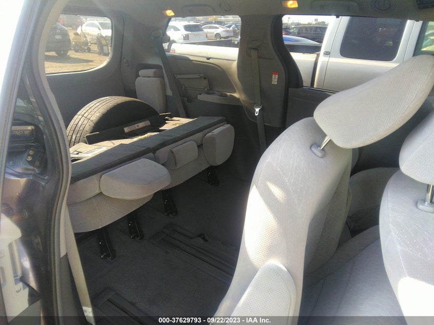 VIN 5TDKZ3DC1HS853570 2017 TOYOTA SIENNA LE