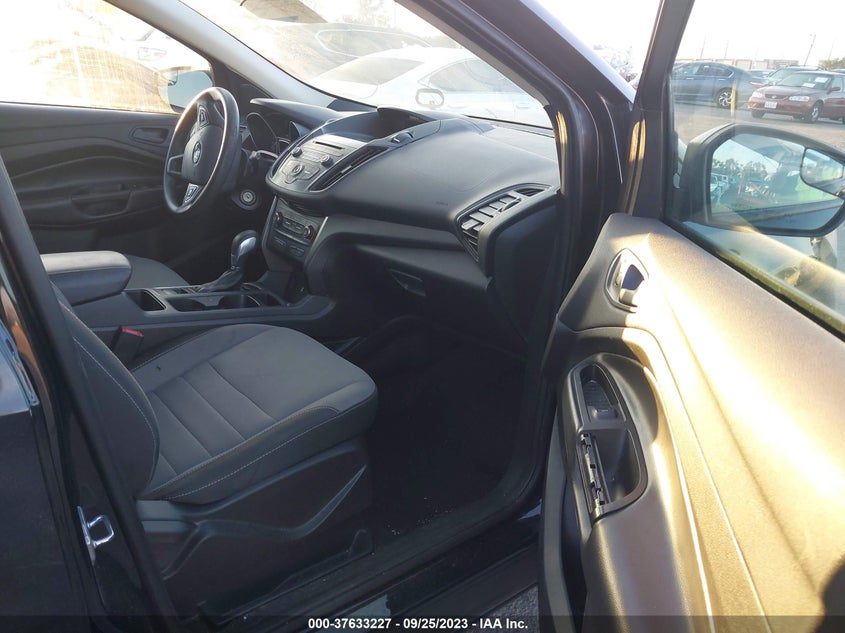 VIN 1FMCU0F76HUE23977 2017 FORD ESCAPE S