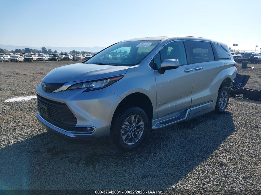 VIN 5TDYRKEC8PS157662 2023 TOYOTA SIENNA XLE