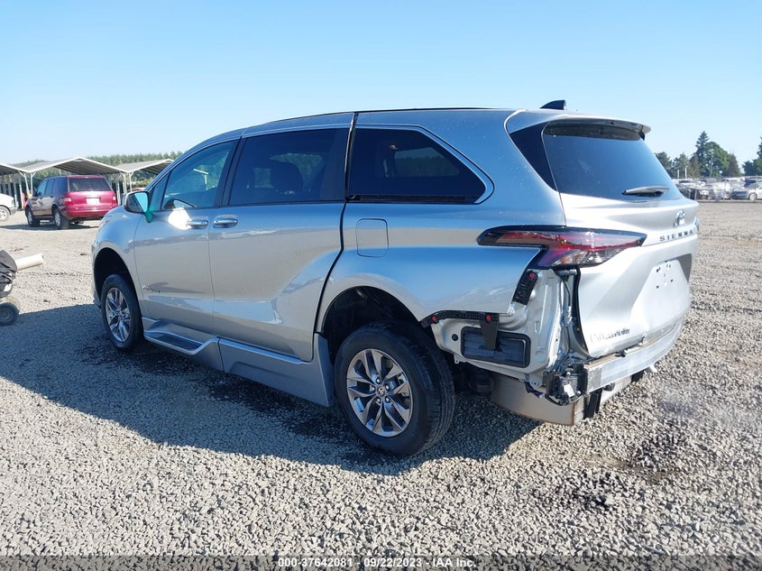 VIN 5TDYRKEC8PS157662 2023 TOYOTA SIENNA XLE
