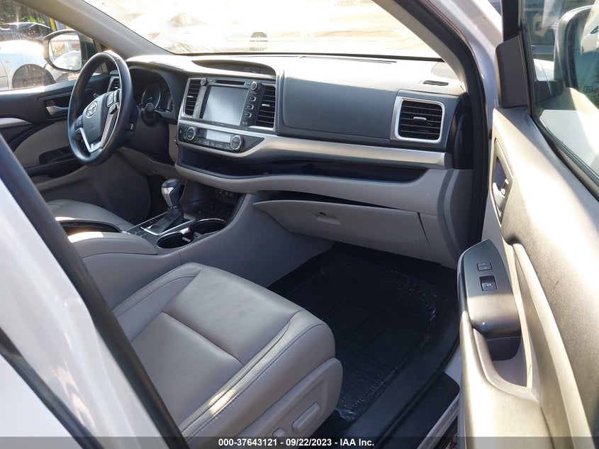 2018 TOYOTA HIGHLANDER VIN: 5TDJZRFH8JS555997