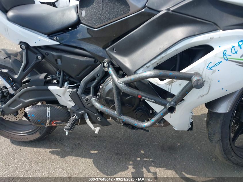 VIN ML5EXEM10MDA42276 2021 KAWASAKI EX650 M