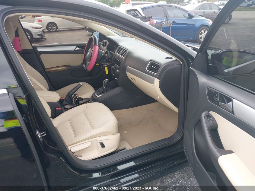 2013 VOLKSWAGEN JETTA SEDAN SE W/CONVENIENCE - 3VWDX7AJ5DM438042