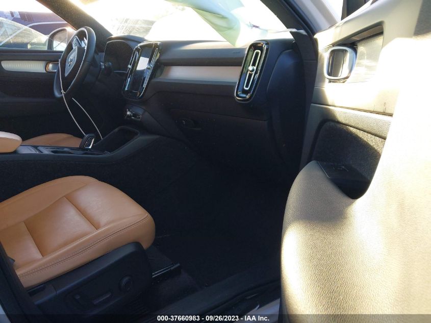 2020 VOLVO XC40 MOMENTUM YV4AC2HK8L2251805