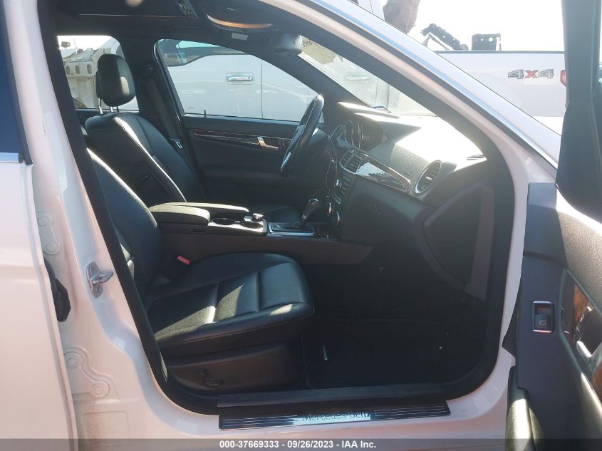 2013 MERCEDES-BENZ C 250 SPORT/LUXURY - WDDGF4HB8DR296628