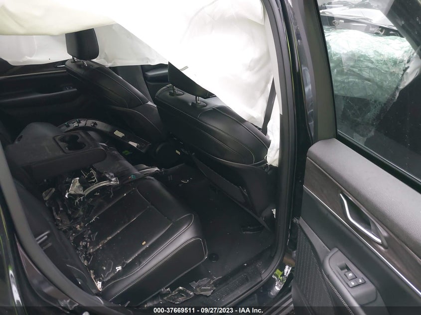 VIN 1C4PJLLB7KD307719 2019 JEEP CHEROKEE LATITUDE PLUS