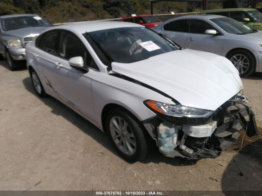 3FA6P0HD2KR231570 Ford Fusion SE