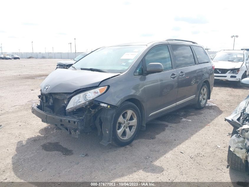 5TDKZ3DC9HS851761 2017 TOYOTA SIENNA, photo no. 2