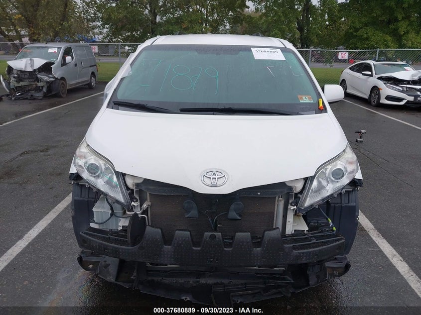 VIN 5TDKZ3DC3HS821249 2017 TOYOTA SIENNA LE