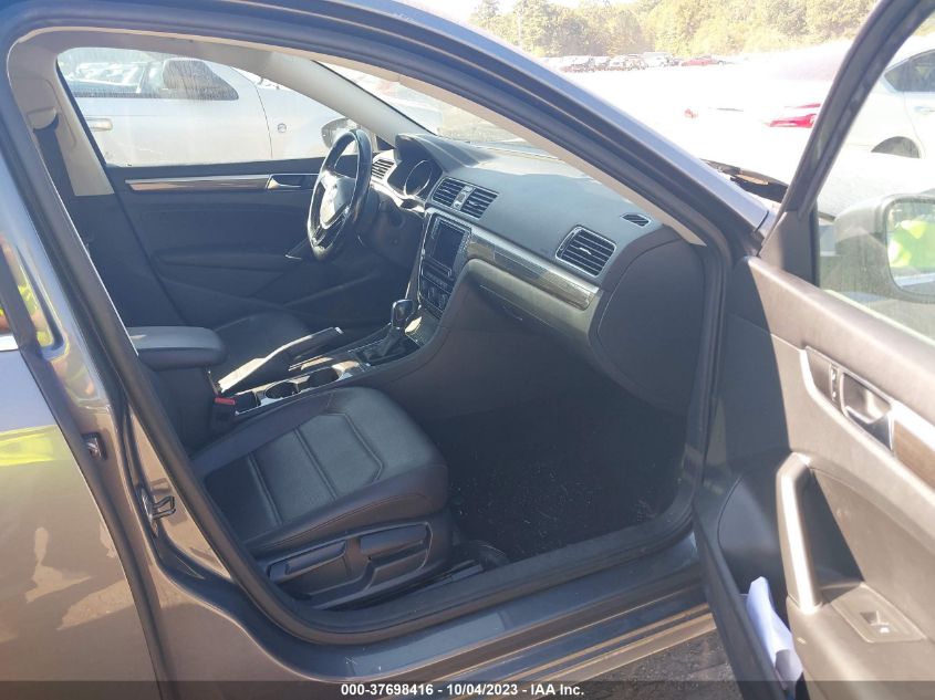 2017 VOLKSWAGEN PASSAT SE - 1VWBT7A33HC075557