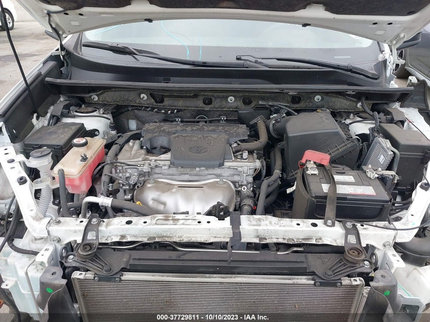 VIN JTMZFREV9JJ179648 2018 TOYOTA RAV4 LE