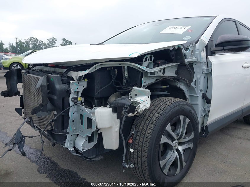 VIN JTMZFREV9JJ179648 2018 TOYOTA RAV4 LE