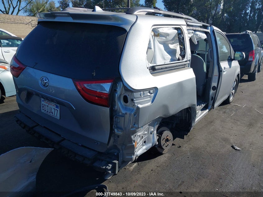 VIN 5TDKZ3DC9JS922592 2018 TOYOTA SIENNA LE