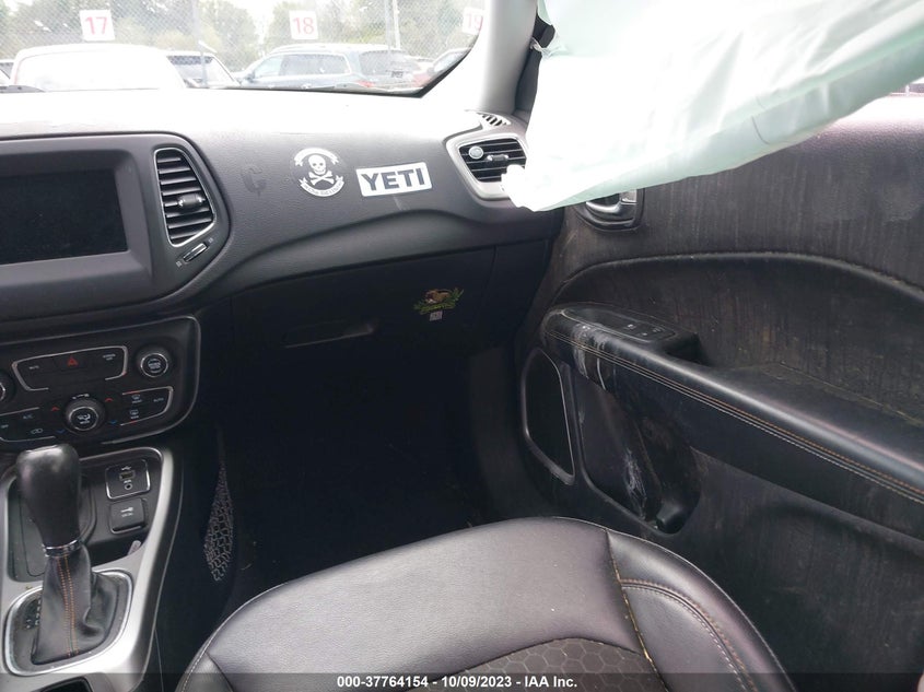 VIN 3C4NJDBB1JT484662 2018 JEEP COMPASS LATITUDE