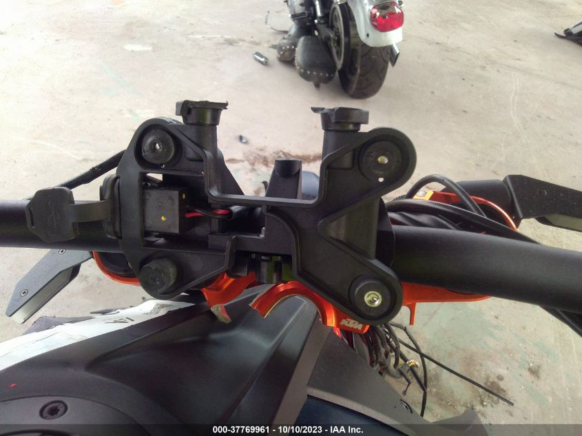 2021 KTM 1290 SUPER DUKE R VBKV3940XMM934370