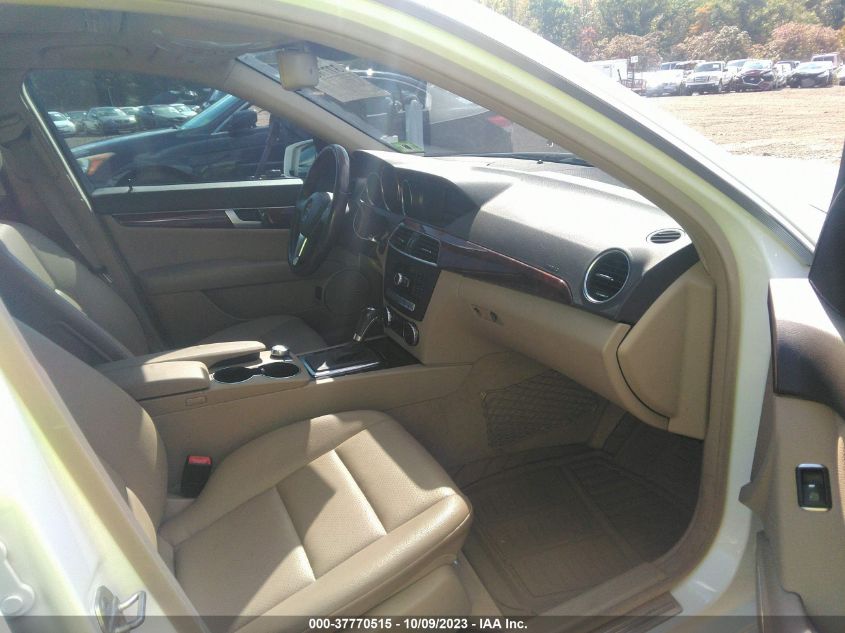 2013 MERCEDES-BENZ C 250 SPORT/LUXURY WDDGF4HB7DG011526