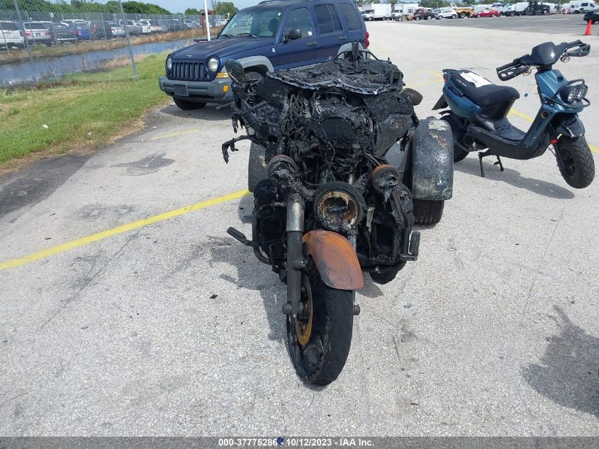 2020 HARLEY-DAVIDSON FLHTCUTGSE 1HD1TBH19LB956721