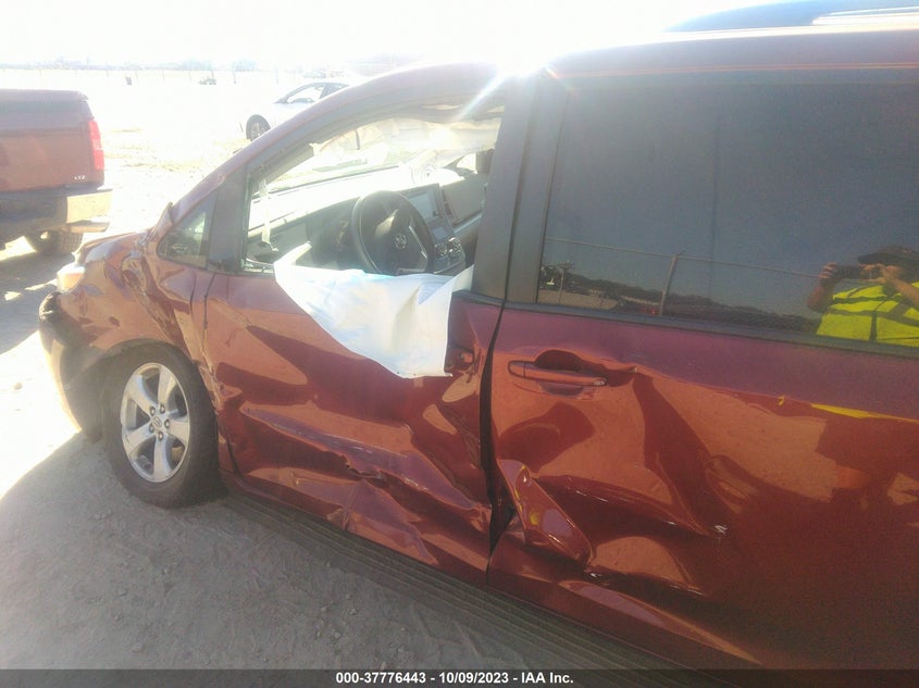 VIN 5TDKZ3DC5HS800869 2017 TOYOTA SIENNA LE