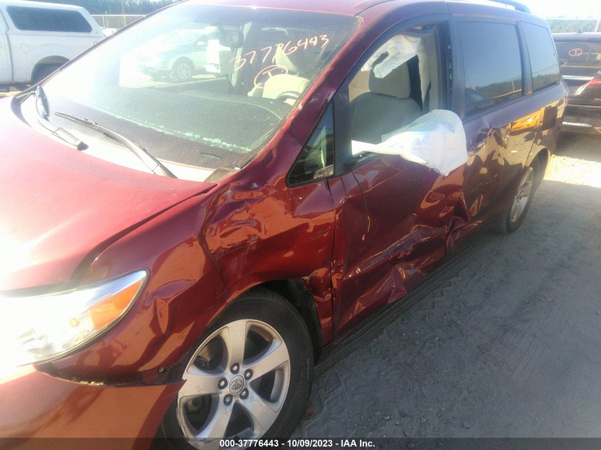 VIN 5TDKZ3DC5HS800869 2017 TOYOTA SIENNA LE