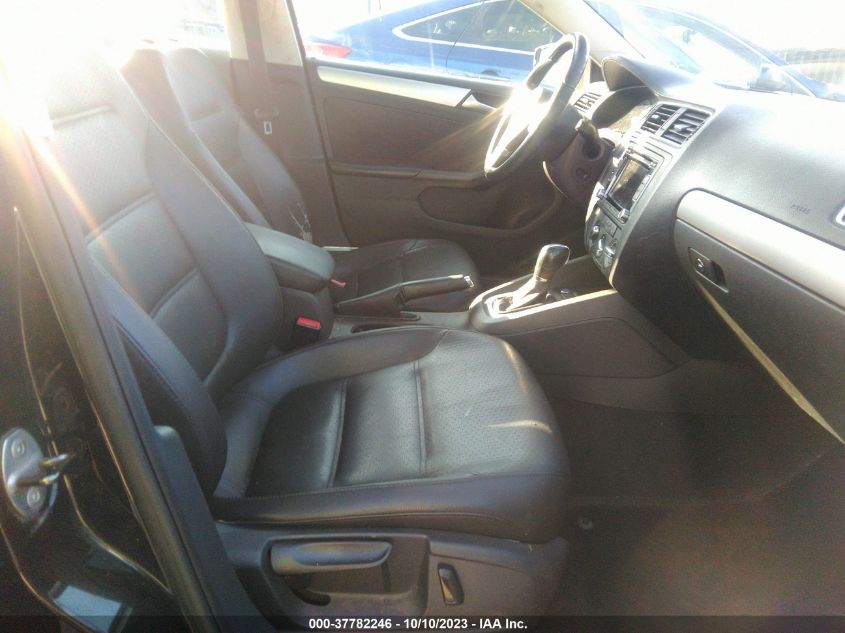 2014 VOLKSWAGEN JETTA SEDAN SE - 3VWD17AJ3EM392438