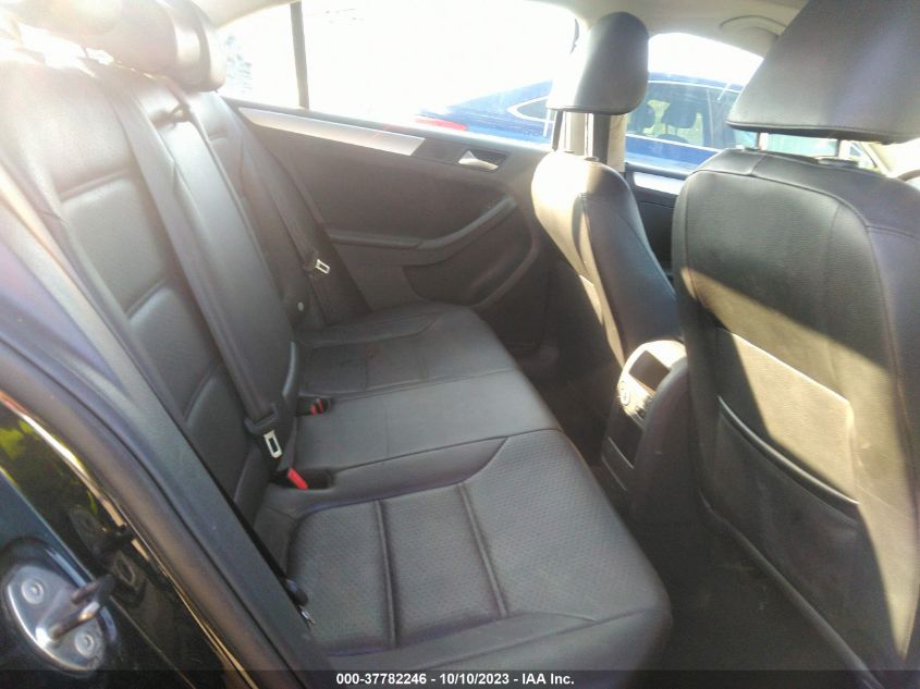 2014 VOLKSWAGEN JETTA SEDAN SE - 3VWD17AJ3EM392438