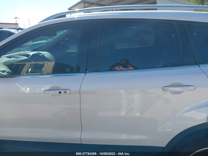 VIN 1FMCU0J92HUE93419 2017 FORD ESCAPE TITANIUM