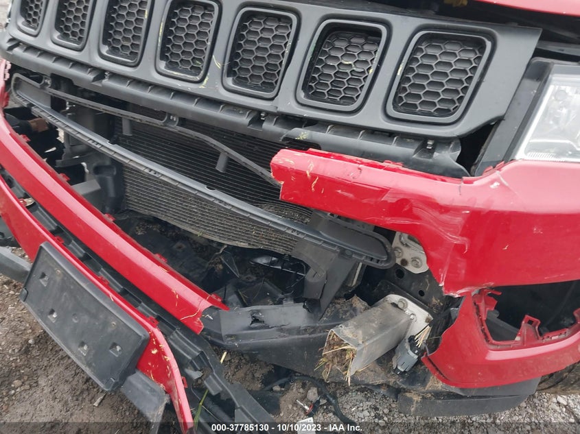 VIN 3C4NJDBB1KT640068 2019 JEEP COMPASS ALTITUDE