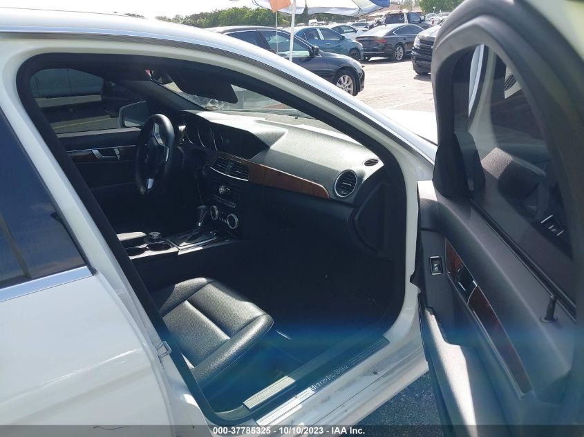 2014 MERCEDES-BENZ C 250 SPORT/LUXURY WDDGF4HB2EA956338