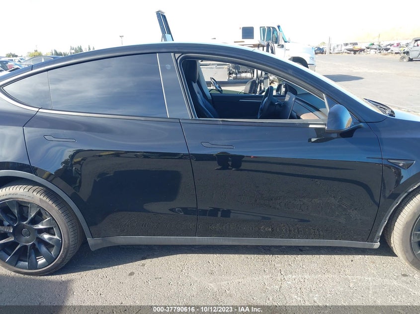 VIN 7SAYGAEE5NF549696 2022 TESLA MODEL Y