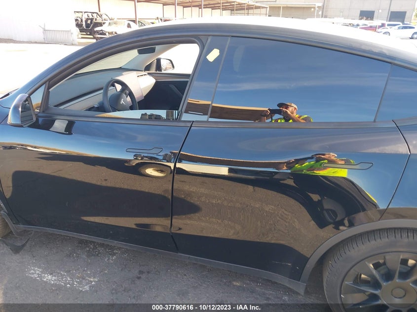 VIN 7SAYGAEE5NF549696 2022 TESLA MODEL Y
