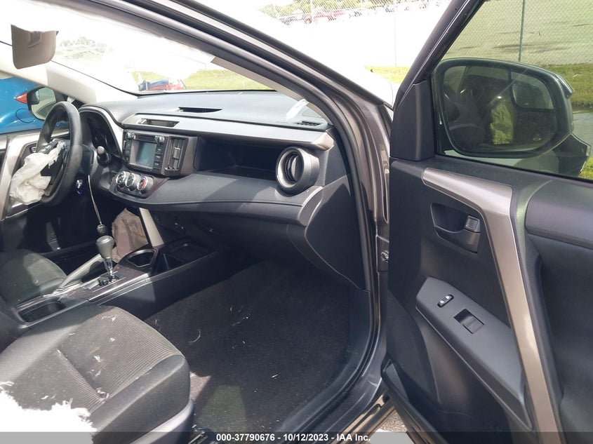 VIN JTMZFREV1JJ204249 2018 TOYOTA RAV4 LE
