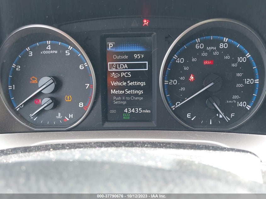 VIN JTMZFREV1JJ204249 2018 TOYOTA RAV4 LE