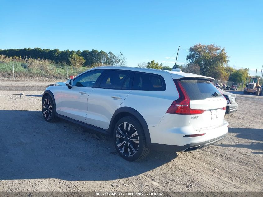 YV4102WK0M1076615 Volvo V60 Cross Country   3