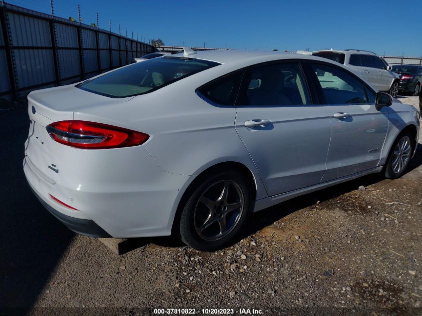 VIN 3FA6P0LU8KR138706 2019 FORD FUSION HYBRID no.4