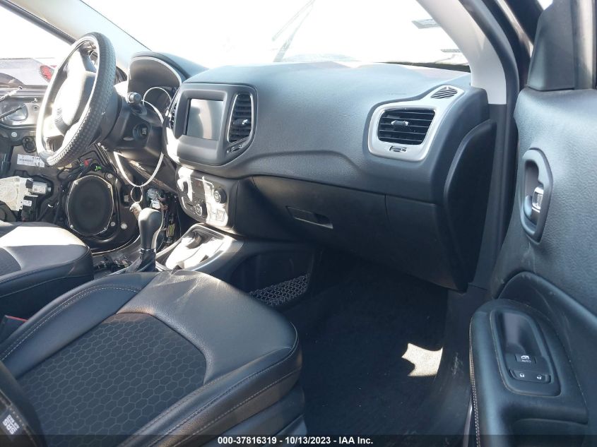 VIN 3C4NJDBB9KT786881 2019 JEEP COMPASS LATITUDE