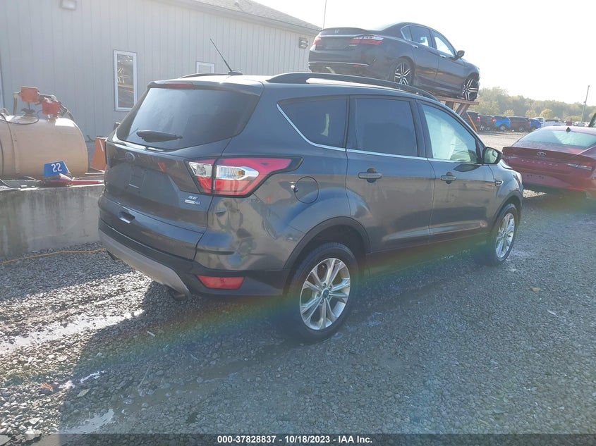 VIN 1FMCU9GD8JUB22657 2018 FORD ESCAPE SE