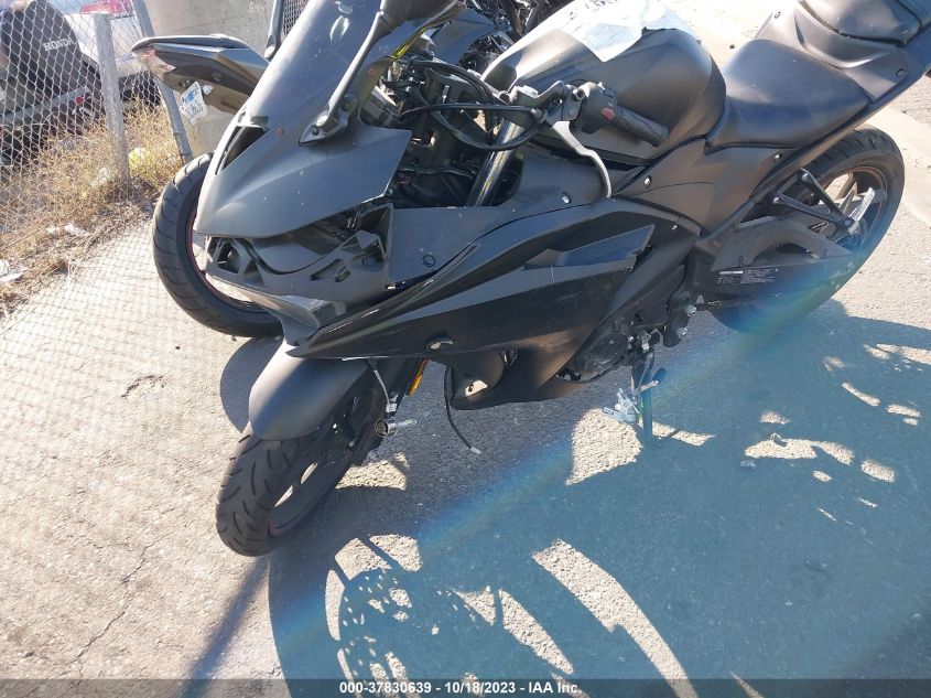 2015 YAMAHA YZFR3 MH3RH06Y0FK008840