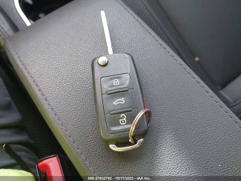 2013 VOLKSWAGEN BEETLE COUPE 2.5L W/SUN - 3VWJP7AT5DM681757