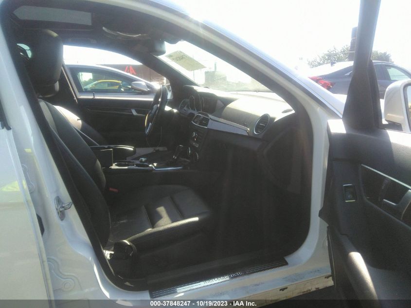 2014 MERCEDES-BENZ C 250 SPORT/LUXURY - WDDGF4HB6EA964491