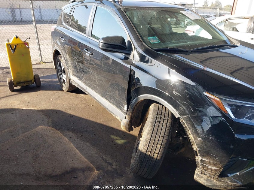 VIN 2T3BFREV1JW727211 2018 TOYOTA RAV4 LE