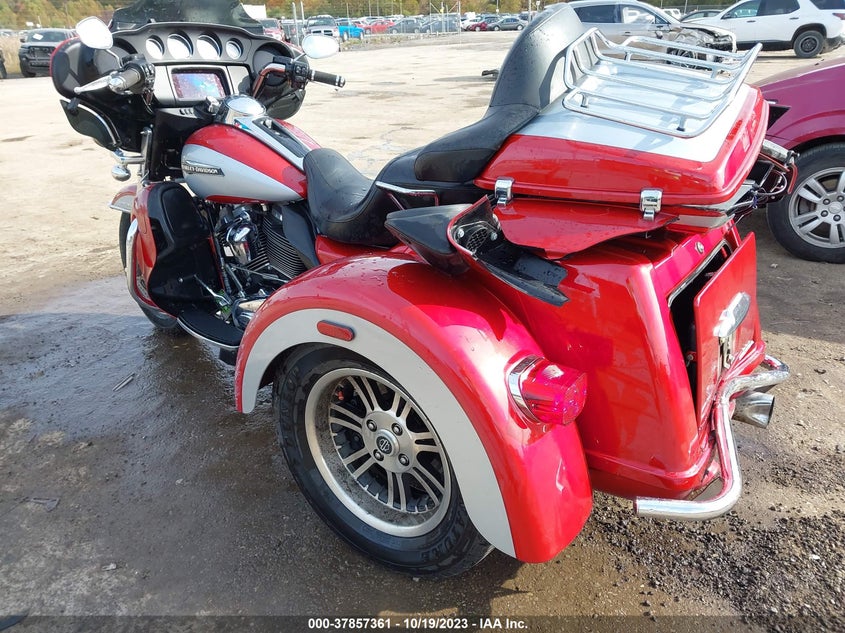 VIN 1HD1MAF13KB854016 2019 HARLEY-DAVIDSON FLHTCUTG