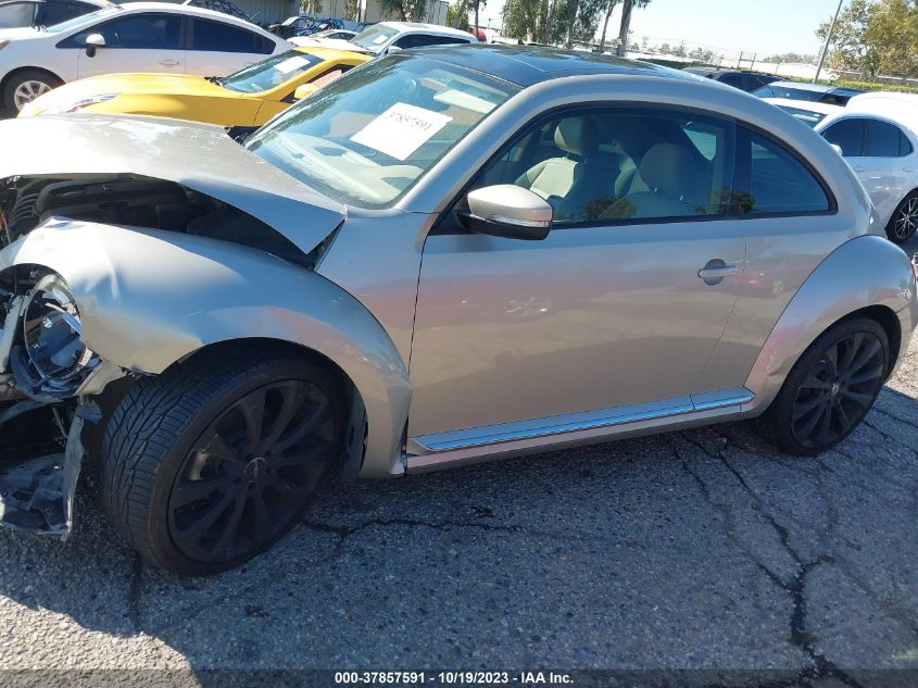 2013 VOLKSWAGEN BEETLE COUPE 2.5L W/SUN - 3VWJP7AT5DM647771
