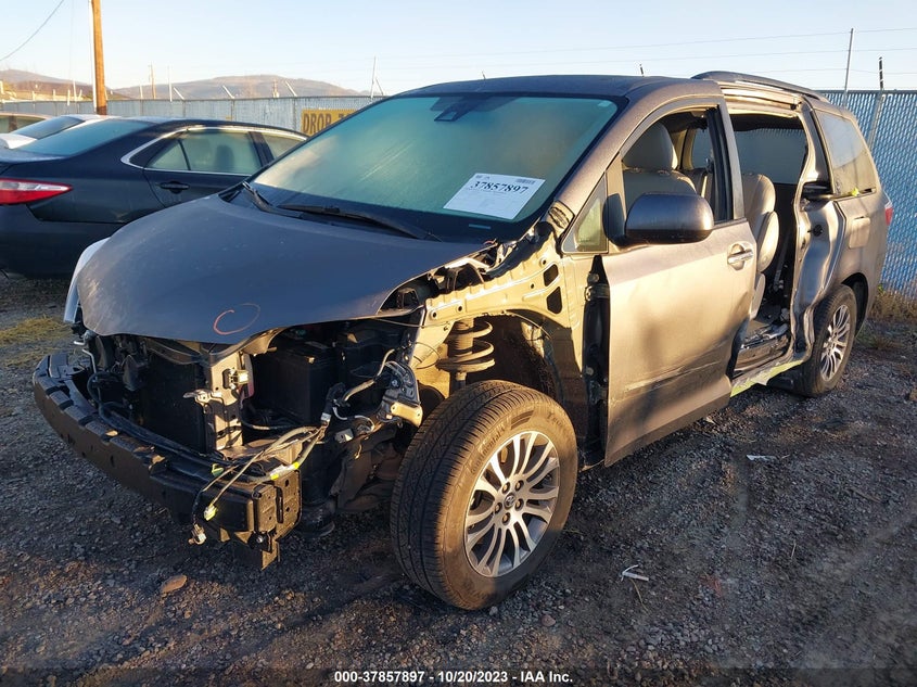 VIN 5TDYZ3DC0JS962697 2018 TOYOTA SIENNA XLE/XLE PREMIUM/LIMITED/L