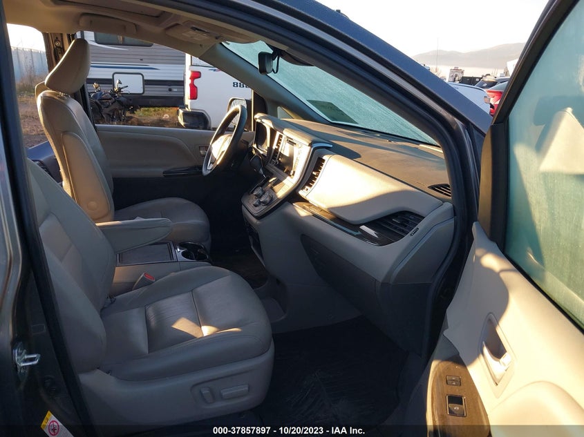 VIN 5TDYZ3DC0JS962697 2018 TOYOTA SIENNA XLE/XLE PREMIUM/LIMITED/L