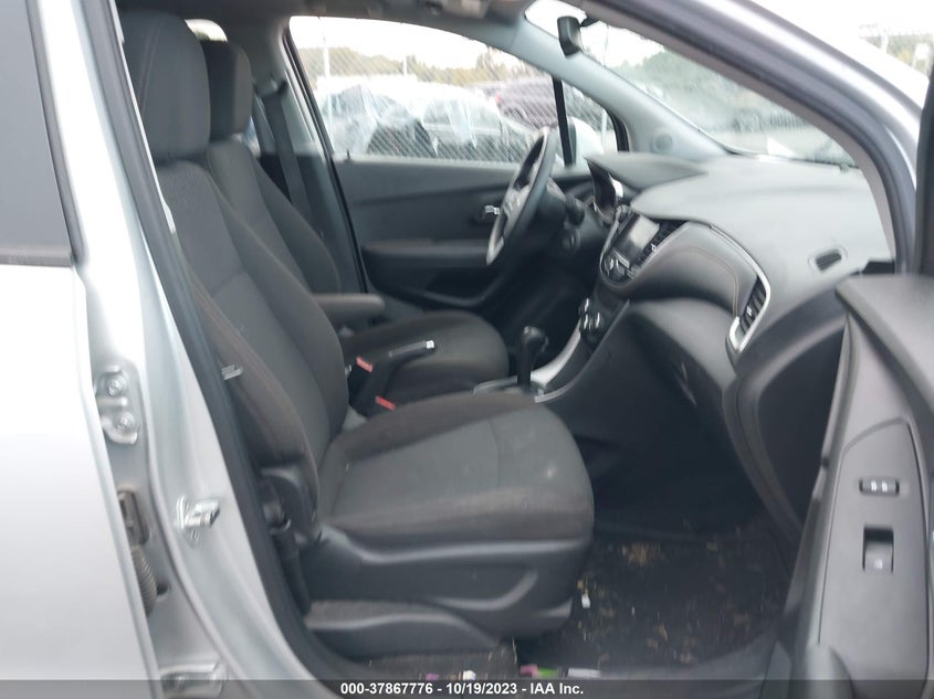 VIN KL7CJKSB9MB302057 2021 CHEVROLET TRAX LS