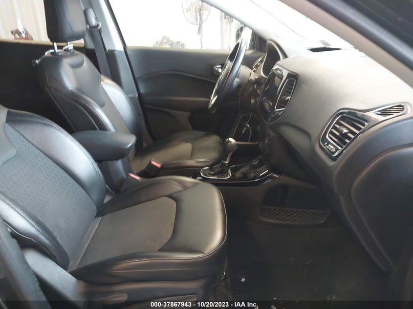 VIN 3C4NJDBB4KT599001 2019 JEEP COMPASS LATITUDE