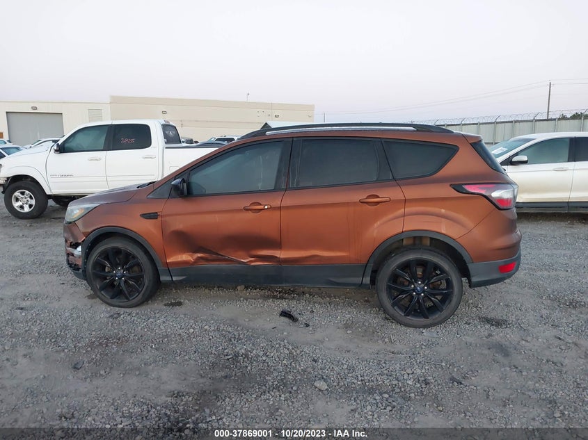 VIN 1FMCU0GD9HUB83022 2017 FORD ESCAPE SE