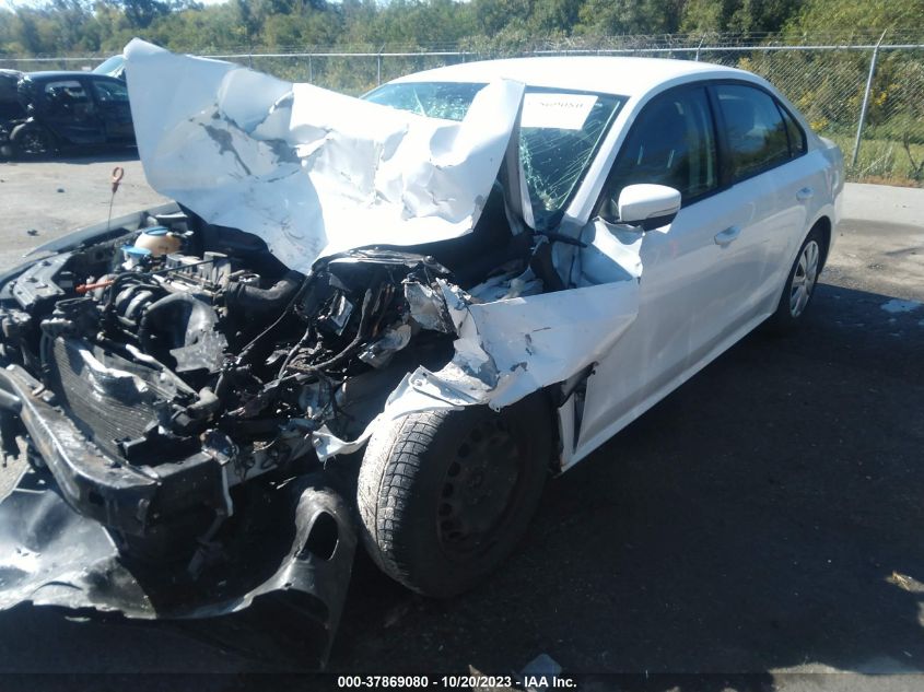 2013 VOLKSWAGEN PASSAT S - 1VWAP7A37DC073658