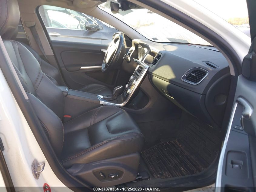 2015 VOLVO V60 CROSS COUNTRY T5 YV4612HK2F1000302